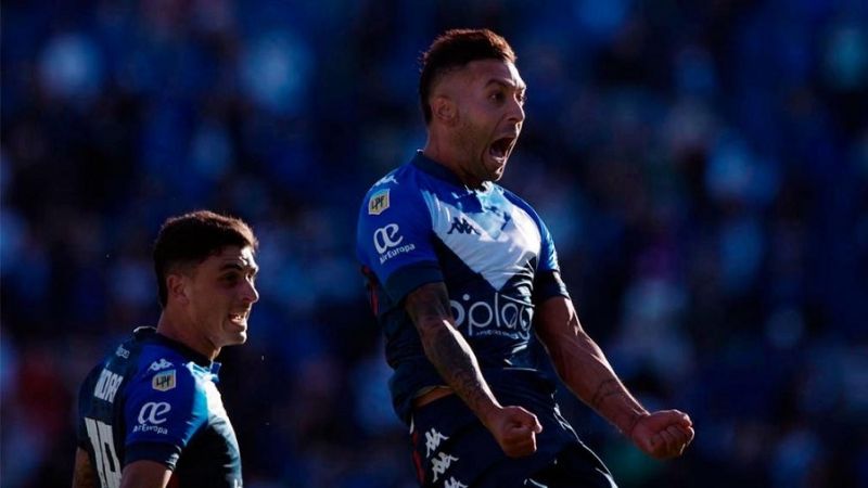 Racing goleó 4-1 a Sarmiento es líder invicto