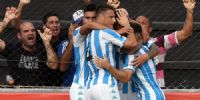 FESTEJO de Racing, que en la era Gago, abrochó su décimo éxito consecutivo; nuevo récord de victorias 