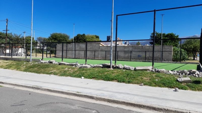 Vecinos piden que no levanten una canchita de fútbol