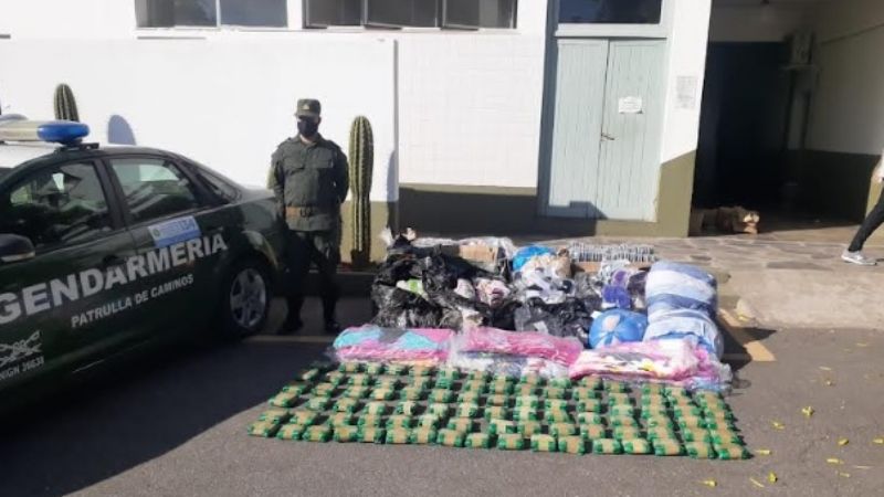 Decomisan mercadería ilegal y 22 kilos de hojas de coca