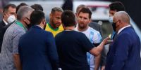 NEYMAR Y MESSI escuchan los argumentos de las autoridades de Salud brasileñas, en ocasión de suspenderse el encuentro.