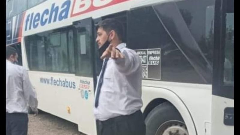 La bajaron por llevar un perrito en el colectivo