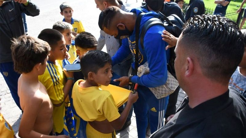 Boca ya está en Santiago, donde mañana pone lo mejor