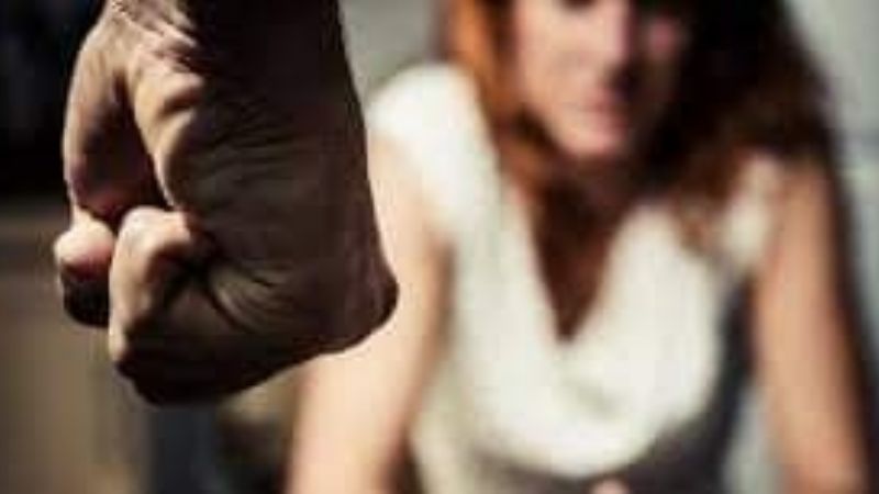 Mujer recibió fractura nasal y de brazo tras un golpiza de su pareja