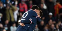 NEYMAR abraza a Messi tras consagrarse campeones con el PSG.