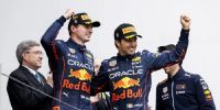 Max Verstappen con su compañero de equipo, el mexicano Sergio Pérez en el podio del GP de F1 de Emilia Romagna, Imola, Italia.