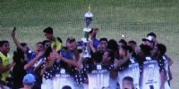 NEWBERY CAMPEÓN del Provincial 2022, con el trofeo 50° Aniversario de la UNCa.