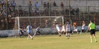 SILVIO LEONARDO CASTRO ya cabeceó con destino a la red, para conquistar el primero gol 