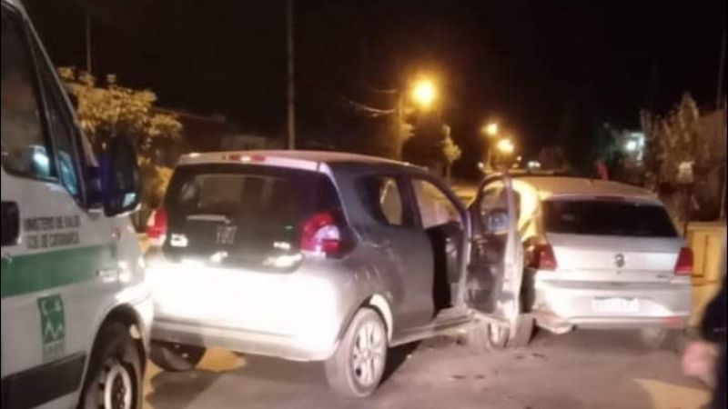 Automovilista chocó contra un auto estacionado