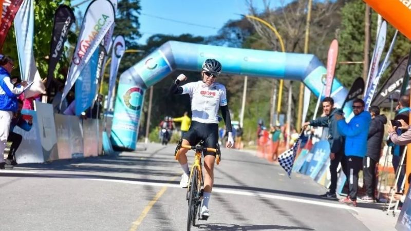 Carla Álvarez domina la "Vuelta al Valle" entre las damas