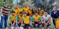 HAY EQUIPO. Jugadores de fútbol mixto LT, junto al concejal Dusso.