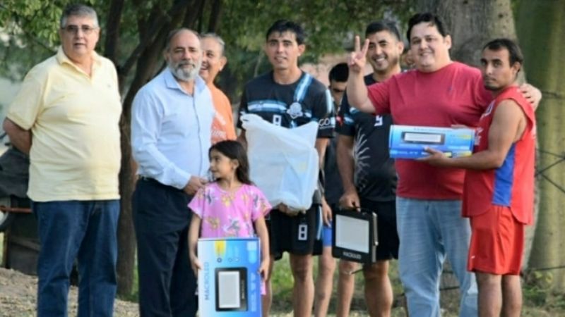 Entregaron luminaria led para la canchita de fútbol en Barrio San Ramón