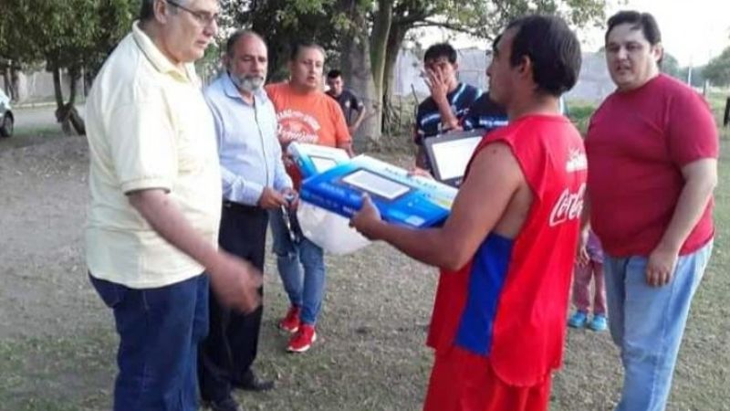 Entregaron luminaria led para la canchita de fútbol en Barrio San Ramón