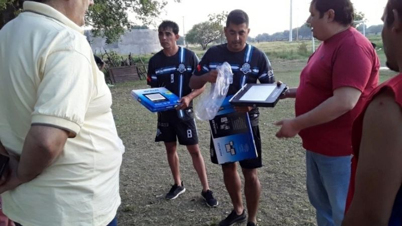 Entregaron luminaria led para la canchita de fútbol en Barrio San Ramón