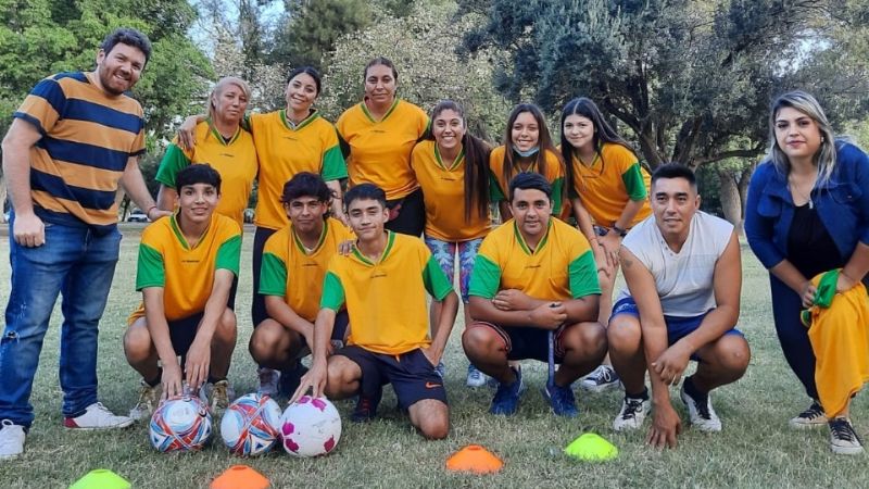 El concejal Dusso junto al Equipo de Fútbol Mixto “LT”