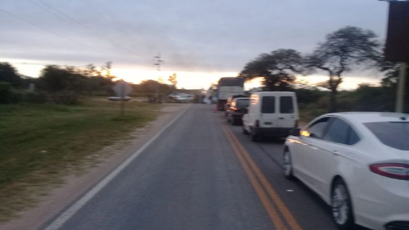 Vecinos cortan Ruta 64