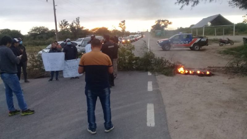 Vecinos cortan Ruta 64