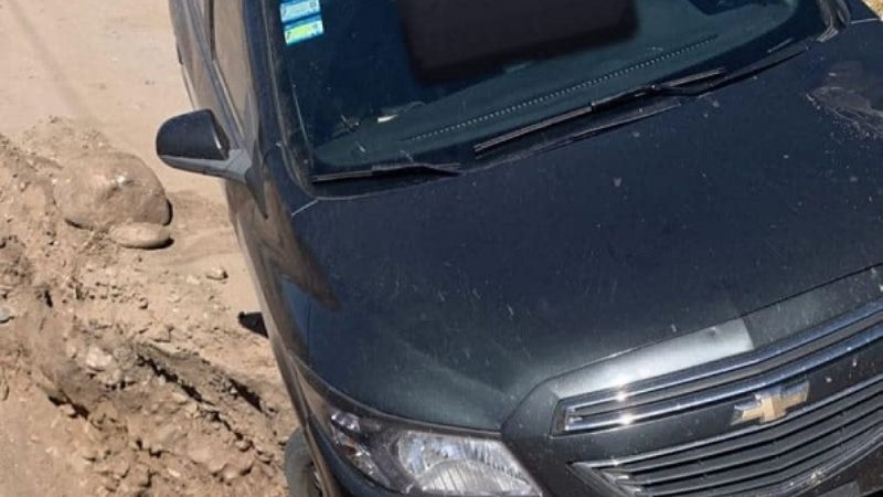 Rescatan a un auto que quedó atascado en una zanja