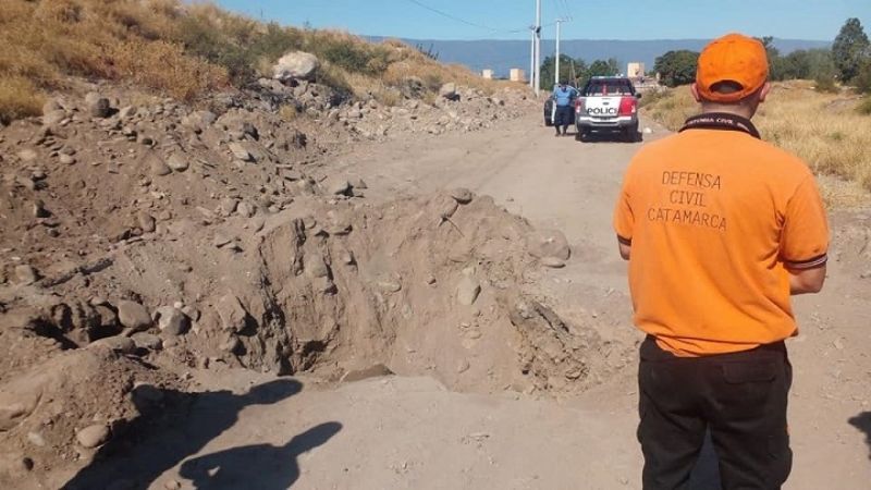 Rescatan a un auto que quedó atascado en una zanja