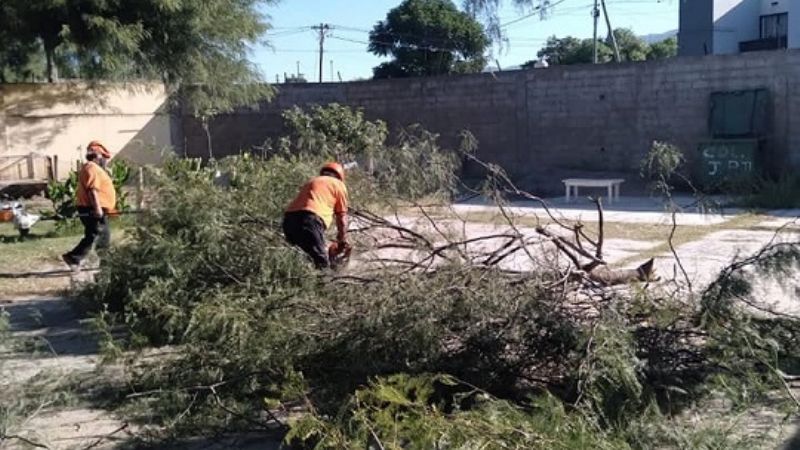 Rescatan a un auto que quedó atascado en una zanja
