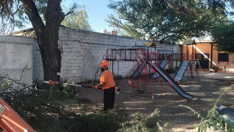 Rescatan a un auto que quedó atascado en una zanja
