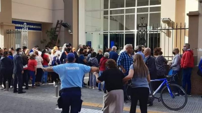 Largas colas en los bancos