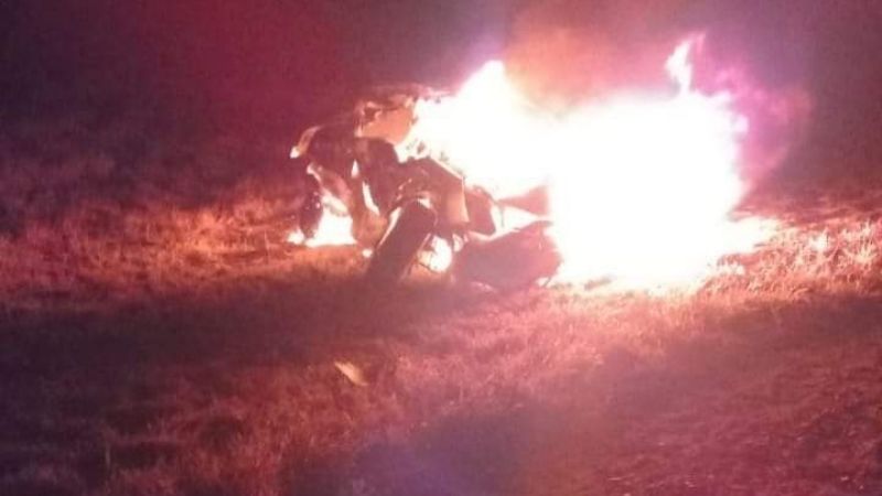 Tras chocar con un camión se incendió un auto y murió uno de los pasajeros