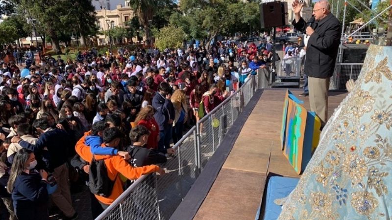 Alumnos secundarios honraron a la Virgen