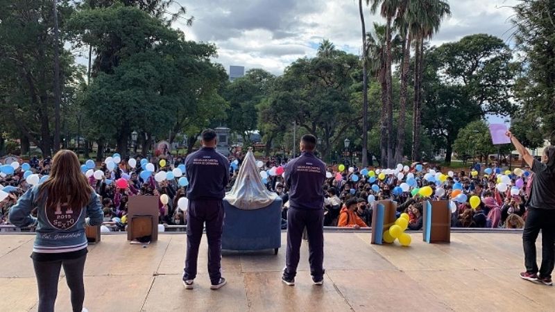 Alumnos secundarios honraron a la Virgen