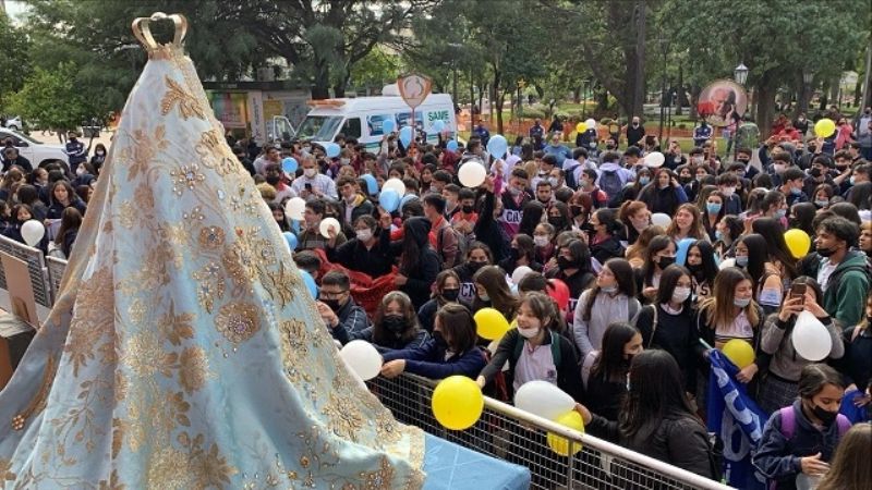 Alumnos secundarios honraron a la Virgen