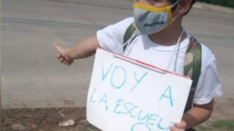 Santiago, el nene de Chaco que hace dedo para que lo “alcancen” a la escuela