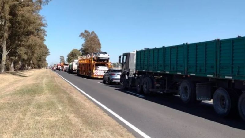 Por la falta de gasoil, camioneros autoconvocados adelantaron el paro y cortan rutas