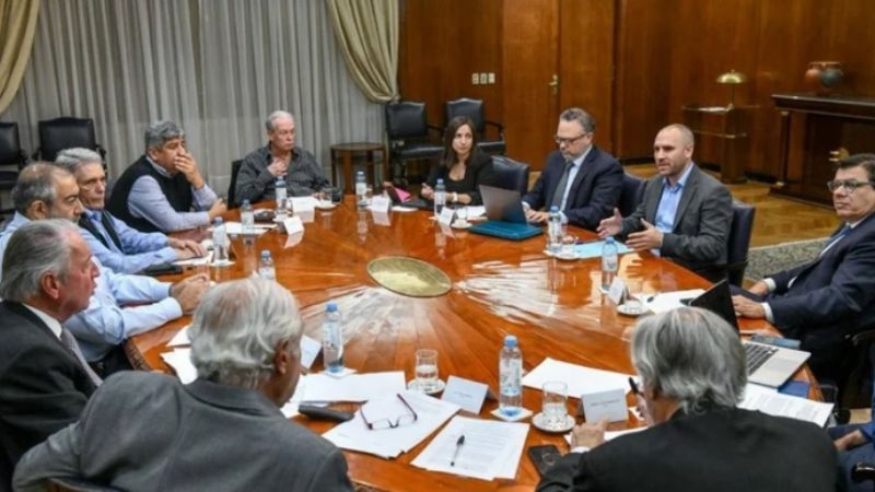 Gobierno, empresarios y gremios acordaron anticipar las paritarias