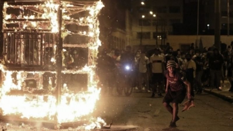 Violentos disturbios en Perú dejaron unos 25 policías heridos en Lima