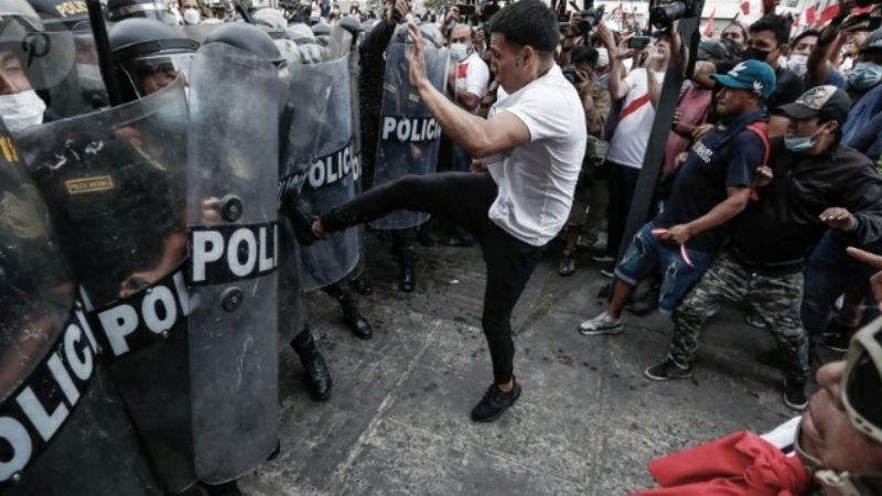 Violentos disturbios en Perú dejaron unos 25 policías heridos en Lima