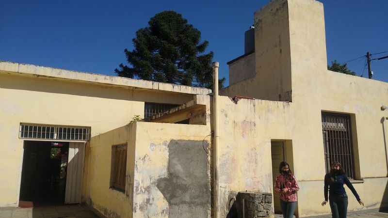 El insólito caso de la Escuela partida en tres