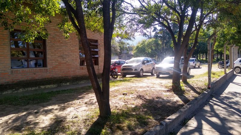 El insólito caso de la Escuela partida en tres