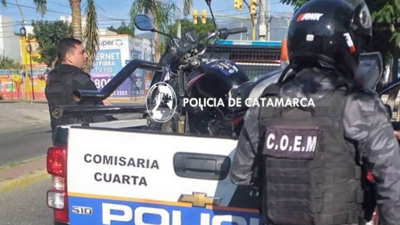 Lo pararon en un control y descubrieron que la moto era robada