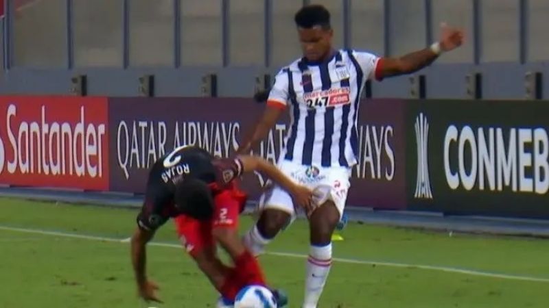 Rojas fracturado con una artera patada de un jugador peruano