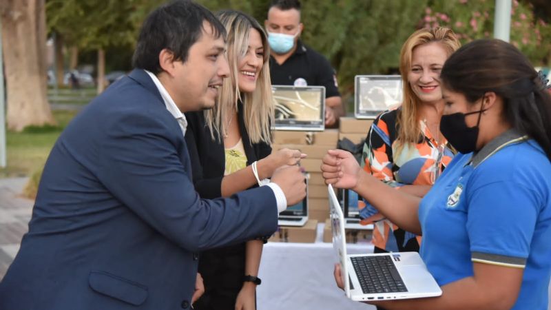 Inauguraron un punto Progresar y entregaron computadoras en Tinogasta