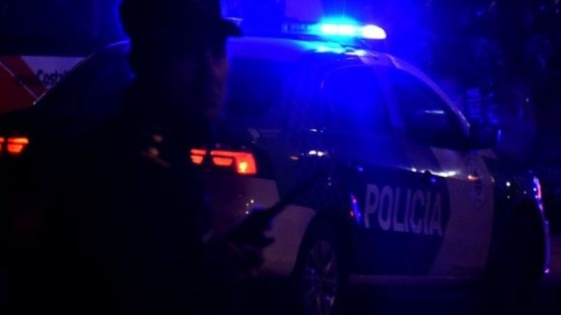 Entró a un local y golpeó a una empleada