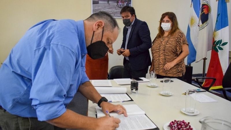 Educación firmó un acta compromiso con la Fundación Loma Negra y el municipio de Tapso