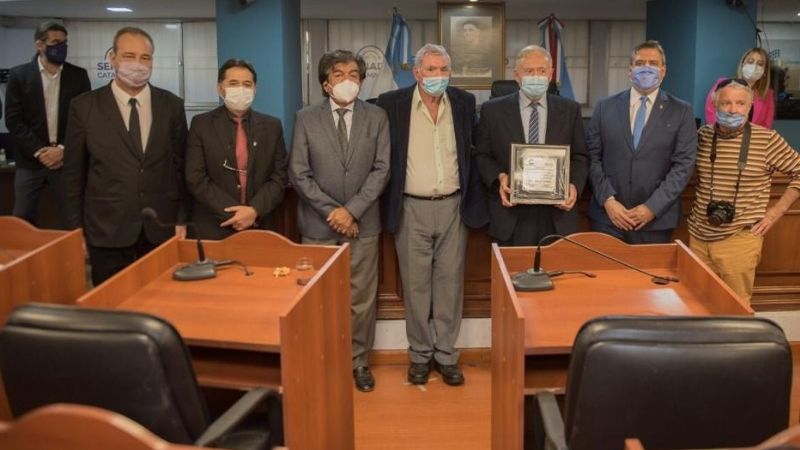 “Tres dosis anti Covid, vacuna contra la gripe y barbijo”