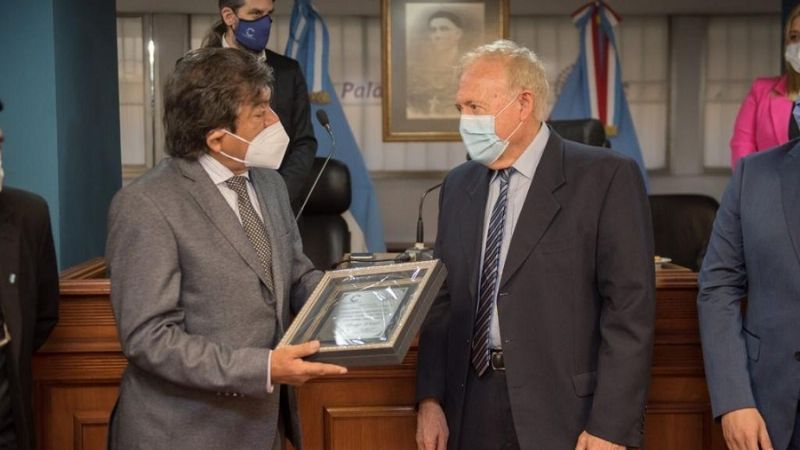 “Tres dosis anti Covid, vacuna contra la gripe y barbijo”