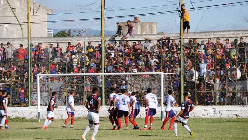 “Tesho” le ganó al “Santo” y lidera con el “Defe”