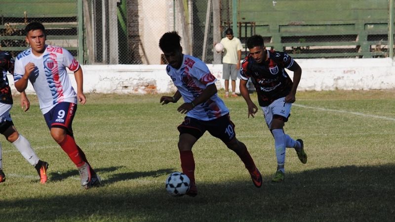“Tesho” le ganó al “Santo” y lidera con el “Defe”