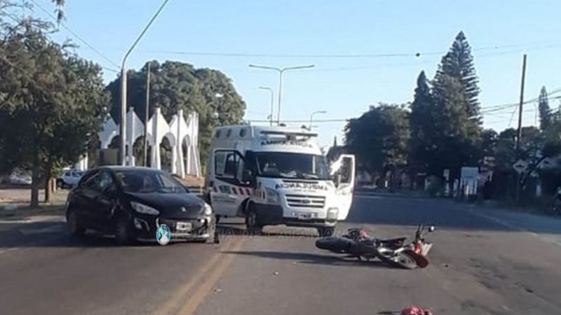 Chocaron un auto y una moto en la rotonda de Felipe Varela