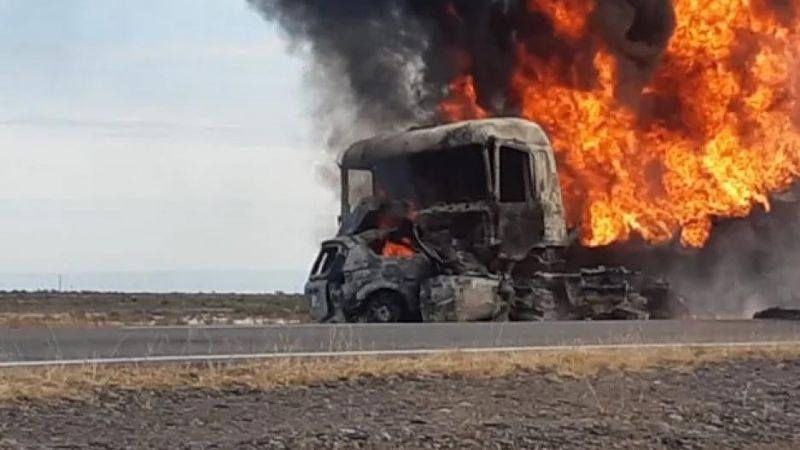 Explosión y muerte: camión cisterna chocó violentamente contra un automóvil