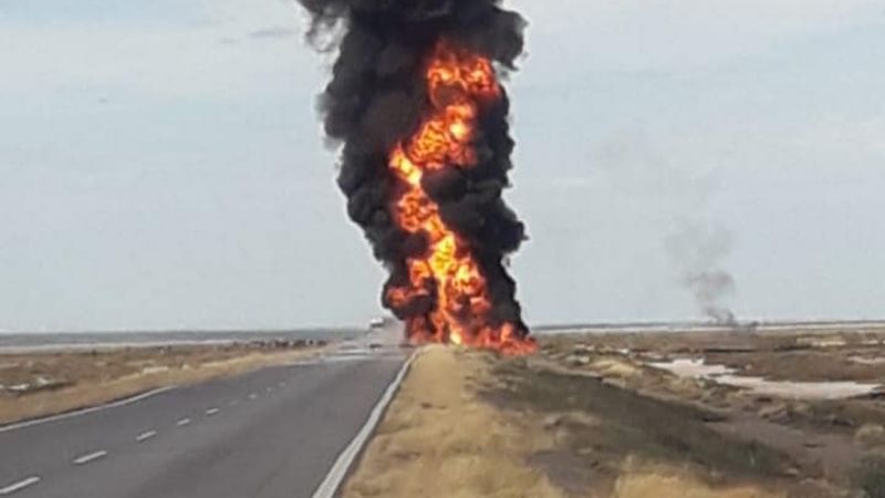 Explosión y muerte: camión cisterna chocó violentamente contra un automóvil