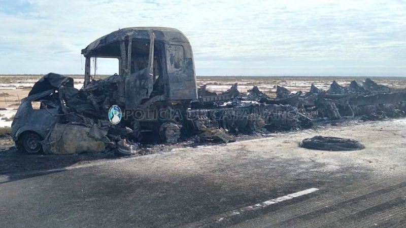 Explosión y muerte: camión cisterna chocó violentamente contra un automóvil